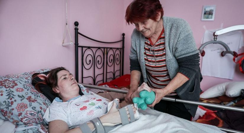 Téti édesanya, Franciska gyógyulásért fogtak össze a kisvárosban