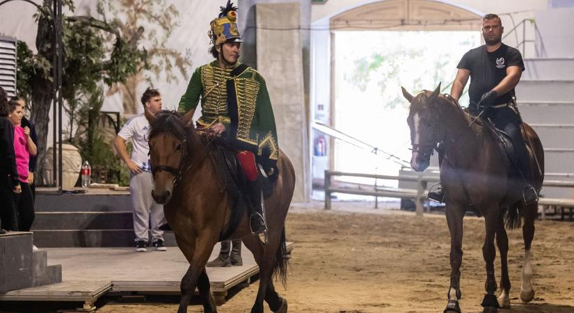 Lovon érkezett a történelem: A kőszívű ember fiai Komáromban