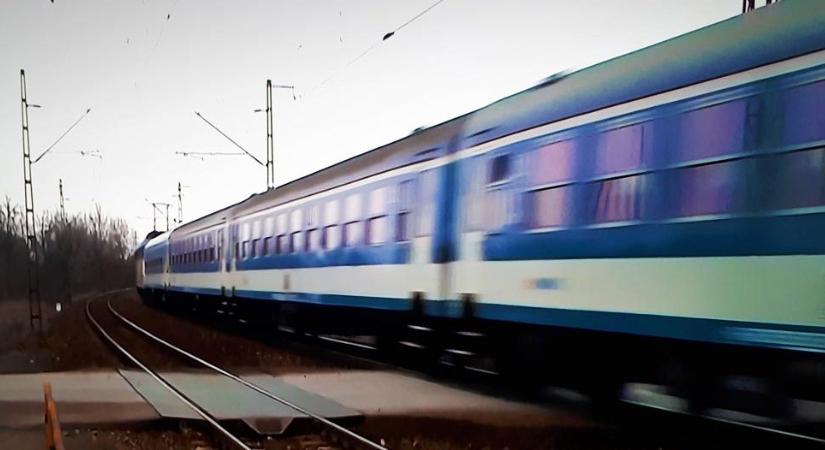 Elgázolt egy kerékpárost a vonat Ceglédnél, áll a vasúti közlekedés Kecskemét felé