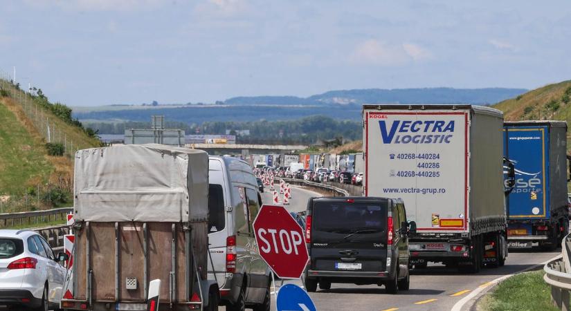 Súlyos balesettel indult a hétfő az M1-esen, mentő is a helyszínre rohant