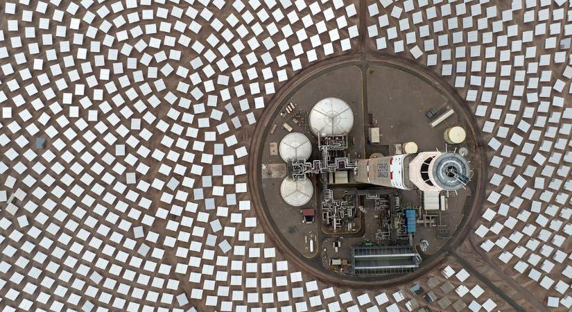 Kína megint ámulatba ejtette a világot: olyan naperőművet indított be, ami sehol máshol nincs, 25 százalékkal több energiát termel - videón a hatalmas tornyok