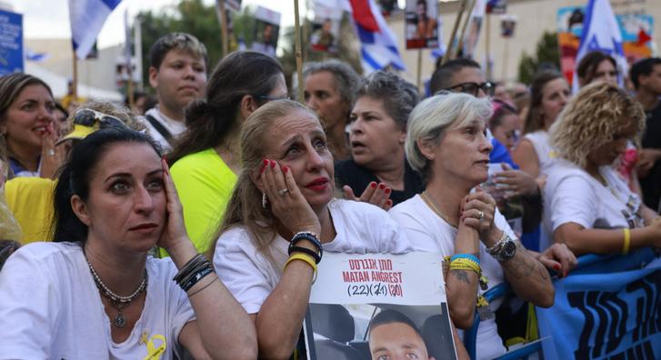 Képeken, ahogy Tel-Avivban ezrek várják a túszok visszatérését