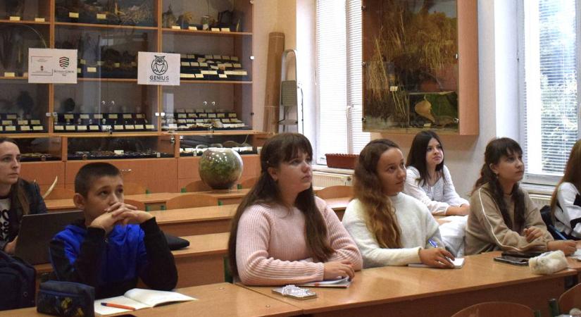 Tovább zajlanak a természettudományos tehetséggondozó programok a „GENIUS” Alapítványnál