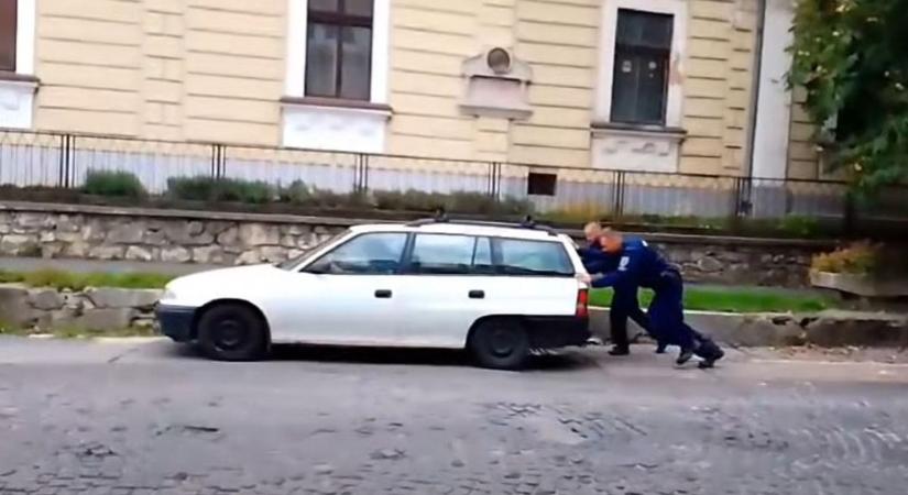 Videón, ahogy a sümegi rendőrök betolják egy idős férfi öreg Opeljét