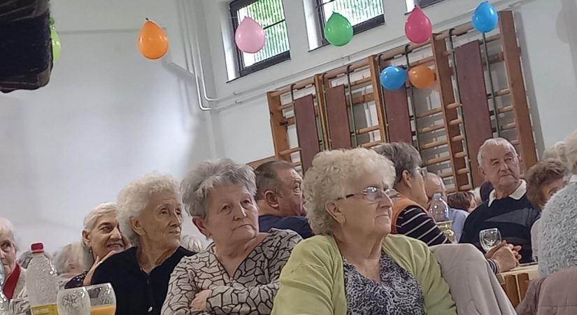 Zalaszentmihályon is köszöntötték a szépkorúakat – ajándékkal, zenével, mosollyal (galéria)