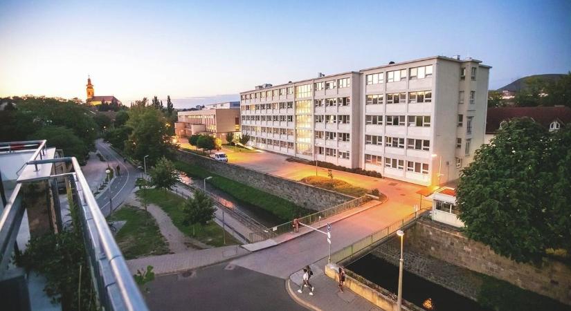 Az egri és a hatvani kórház is részesül a korszerűsítésből