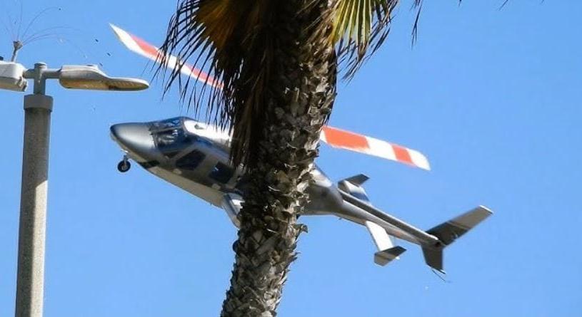 Strand melletti pálmafák közé csapódott egy helikopter Kaliforniában – videó