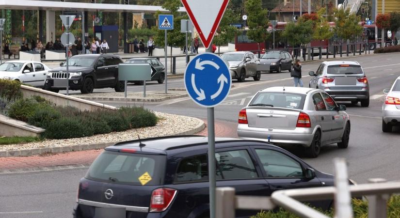Hogyan igazodik a KRESZ a zsúfoltabb utakhoz? – Több jármű, több szabály, mindenre választ adunk