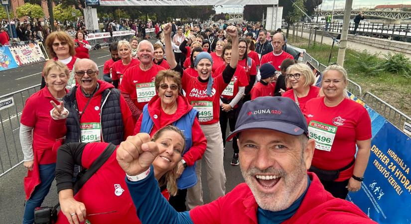 Piros pólós futók hirdették a Budapest Maratonon, hogy a szervátültetés életet ment