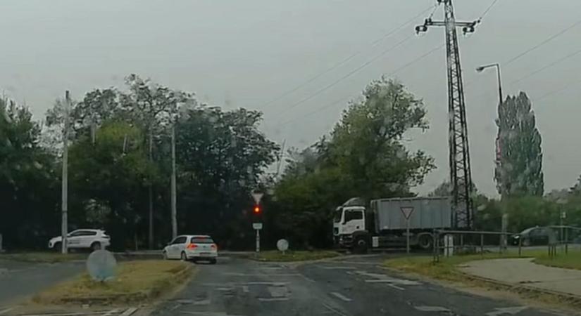 Rendőrségi kamera buktatta le a szabálytalan autóst Tatabányán: videón a balesetveszélyes manőver