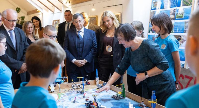 Éppen akkor repült Bodrogkeresztúrra a Mészárosék által használt magánhelikopter, amikor Várkonyi Andrea átvette ott a díszpolgári címét