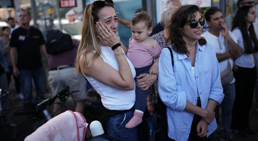 A Hamász átadta az első hét izraeli túszt a Nemzetközi Vöröskereszt képviselőinek, Trump már Izraelben