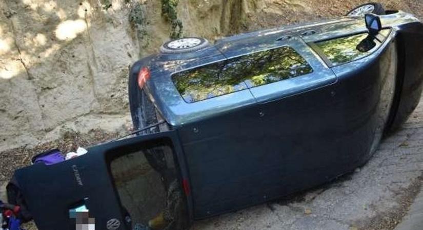 Partfalra hajtottak, majd felborultak az autóval