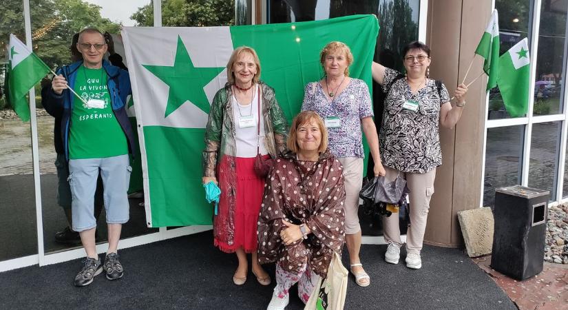 Hidat jelent a népek között az eszperantó