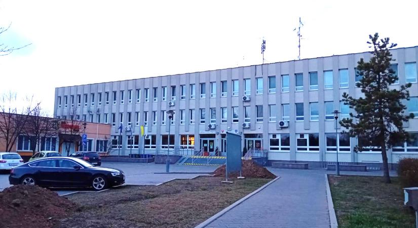 Csalók járják Szentpétert – hivatalos személynek is kiadják magukat