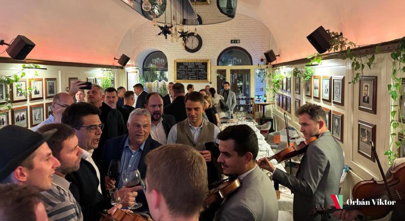 Orbán Viktor énekelt, a román elnök távol maradt