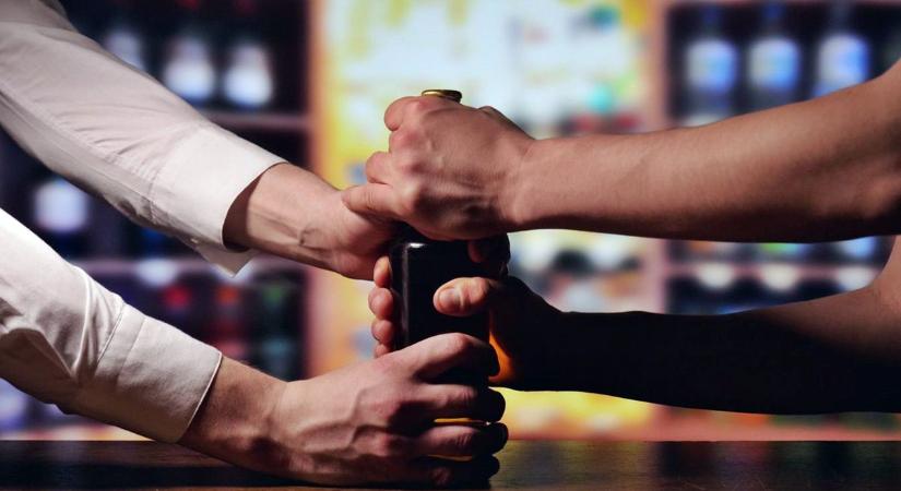 Csak egy italra hívta meg a haverját, mégis odalett az összes pénze a zalai férfinak