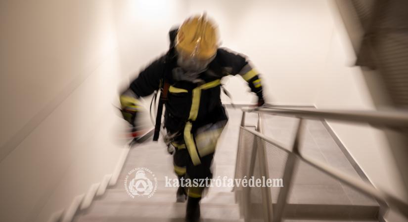 Öt érmet szereztek a Csongrád-Csanád vármegyei tűzoltók a lépcsőfutó bajnokságon