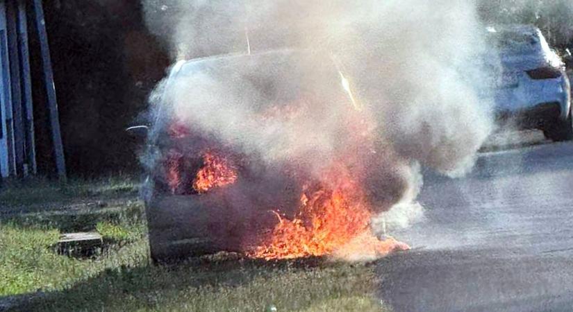 Lángok csaptak fel Szeged belvárosában, egy autó gyulladt ki