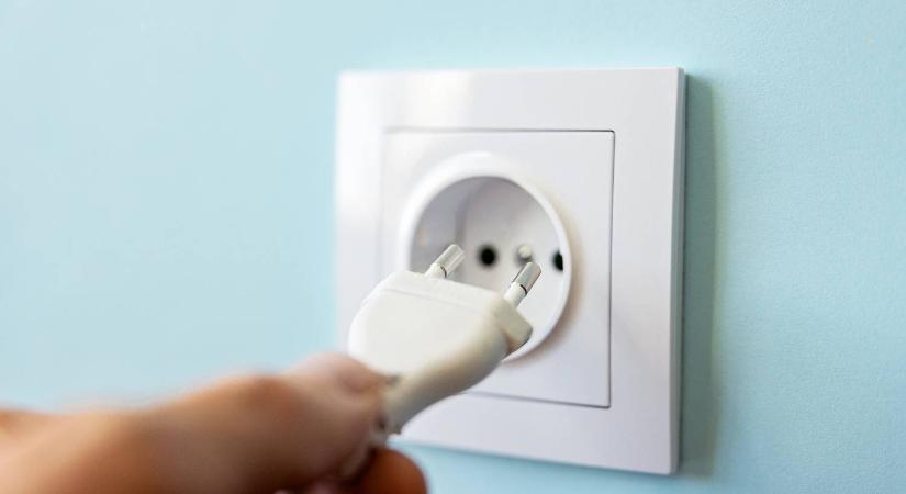 Komoly veszély: ezt az elektornikai eszközt tilos bedugva hagyni estére