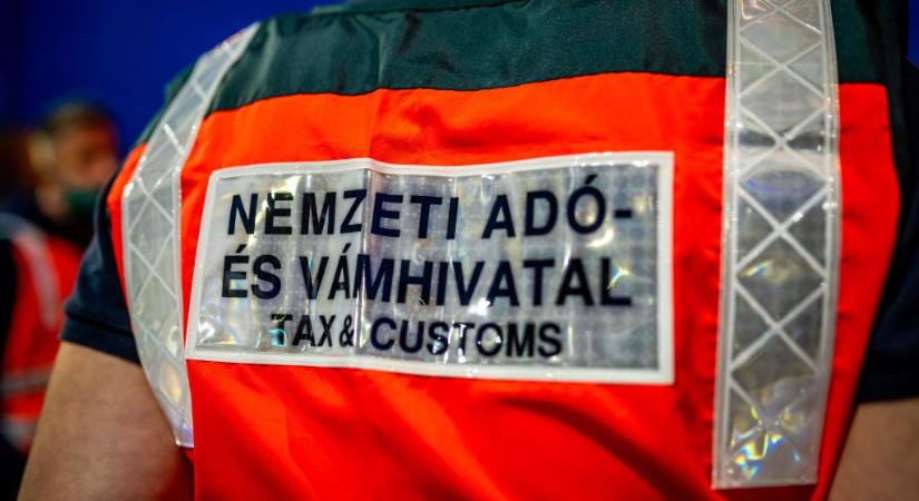 Rászáll a NAV a veszteséges cégekre: nemrég egy virágbolt és egy villamossági üzlet került célkeresztbe