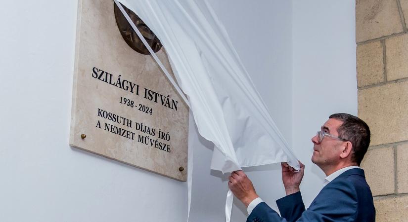 Zilah: emléktáblát avattak Szilágyi István tiszteletére és ösztöndíjat adtak át egy fiatal tehetségnek