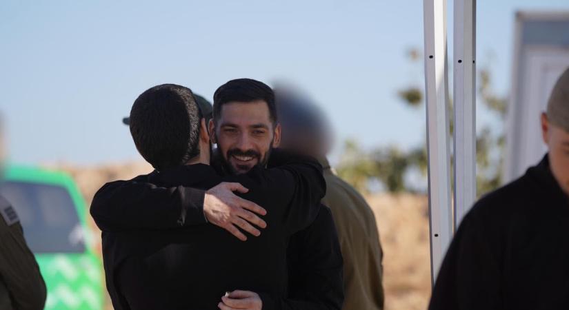 Az összes élő izraeli túszt elengedte a Hamász