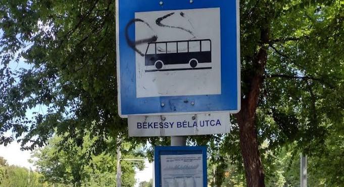 Lezárnak egy debreceni buszmegállót