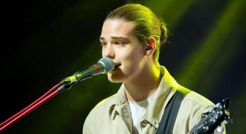 Nemrég még az út szélén lépett fel a Megasztár élő show-s versenyzője