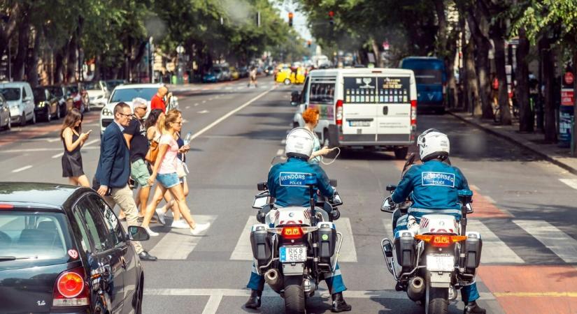 Azonnal segített a két magyar rendőr – videón, ahogyan betolnak egy régi Opelt