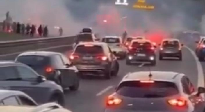 Focidrukkerek miatt bénult le órákra az autópálya