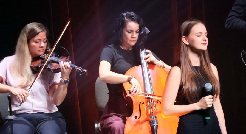 Paksi formáció műsorával avatták fel a megújult kulturális központot (videó)