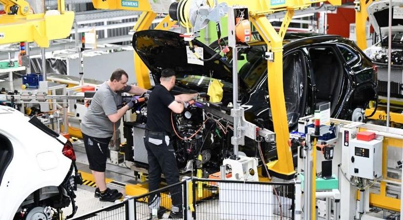 Szabályosan kivégzi a német autóipart Kína: összeomlottak a Volkswagen, a Mercedes és a BMW eladásai