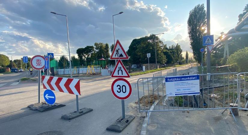 Káosz Pécsen: hónapok óta semmi nem történik, mégis le van zárva az út!