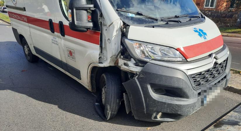 Hármas karambol veszélyes rakománnyal – oxigénpalackokat szállított a karambolozó jármű! (fotókkal)