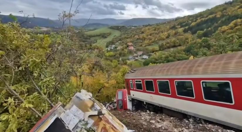 Brutális felvétel a magyar határ közelében frontálisan ütköző vonatokról – videó