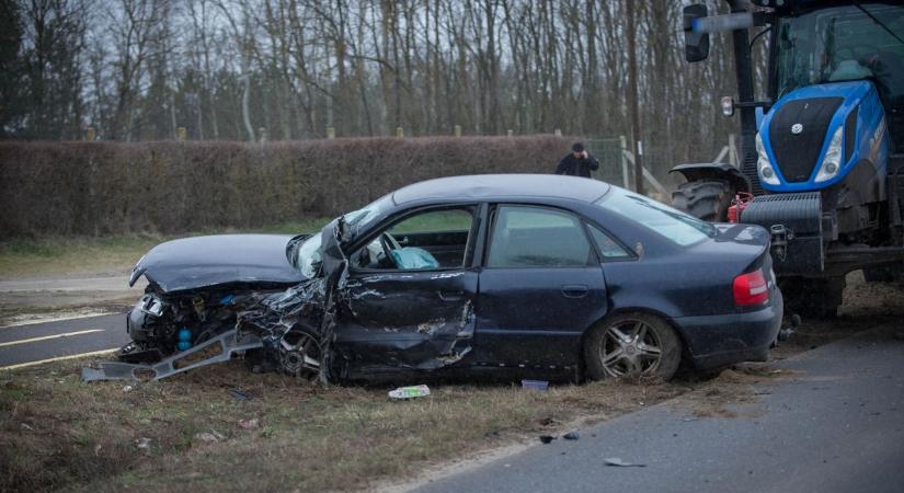 Nagy a baj, személyautó, kisbusz és traktor karambolozott Balatonszárszón