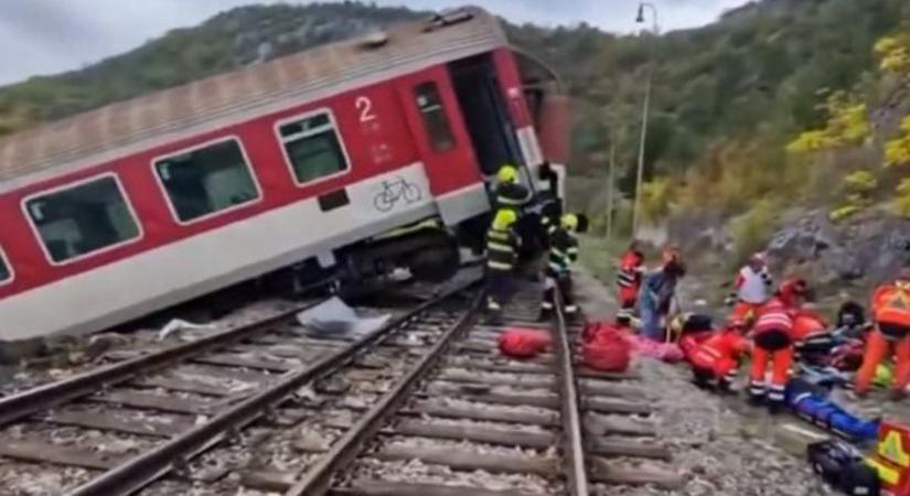 Iszonyú baleset: összeütközött két személyszállító vonat a magyar határ közvetlen közelében (VIDEÓ)