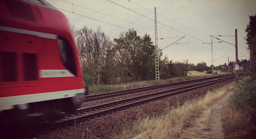 Egymásba rohant két gyorsvonat a magyar-szlovák határnál, rengeteg a sérült, megrázó videó készült a helyszínen