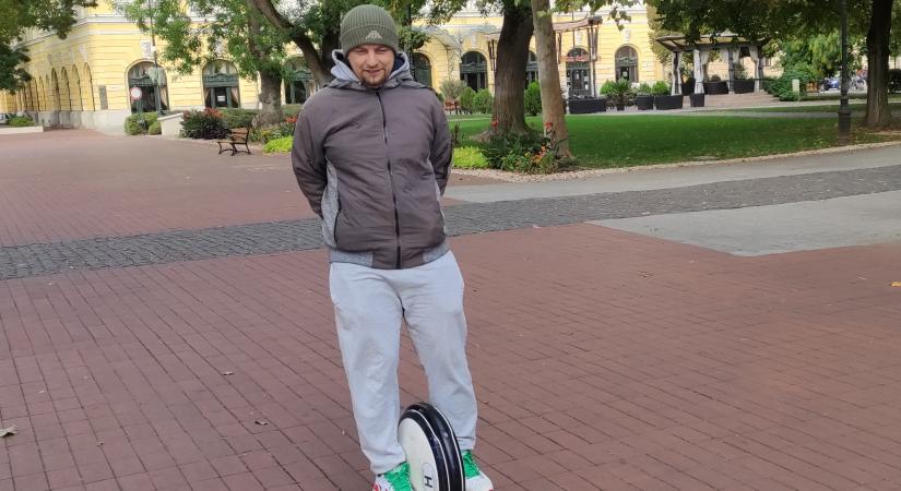 Meglepődnek a vásárhelyiek az egykerekűvel közlekedő Miklós láttán