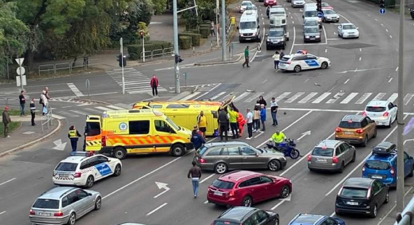 Felborult egy mentőautó Egerben, egy arra járó mentőkutyás szabadította ki az utasokat