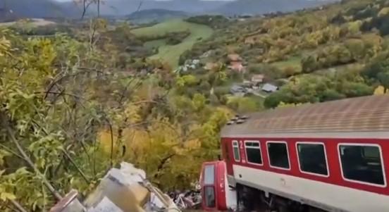 Borzasztó vasúti baleset történt a magyar határ mellett: rengeteg a sérült