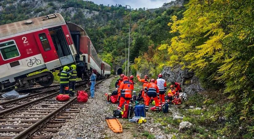 Borzalmas vonatbaleset a szlovák határnál: 80 sérültet számolnak a hatóságok