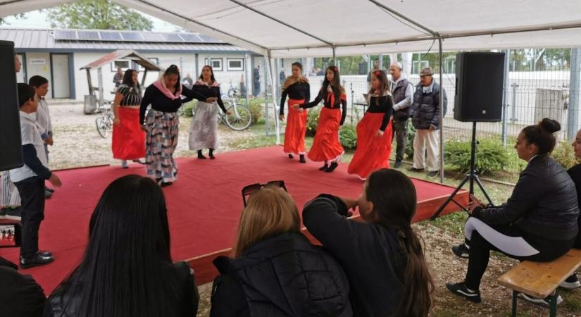 Színek, zene és összetartozás – a roma kultúrát ünnepelték Újszentmargitán