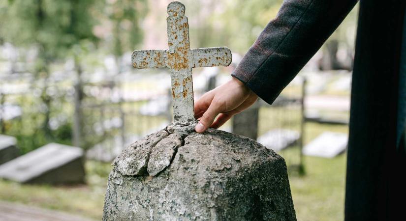 Felesége után vitte anyósa sírkeresztjét egy férfi