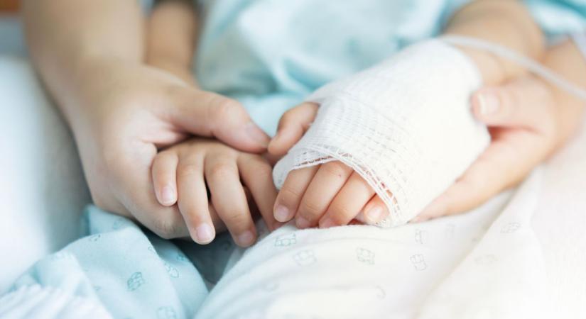 Közösségek és magánszemélyek fogtak össze az alig egy éves dégi kislányért