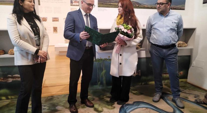 Elismerő oklevelet vehetett át a csíkszeredai városházától Sántha Xénia