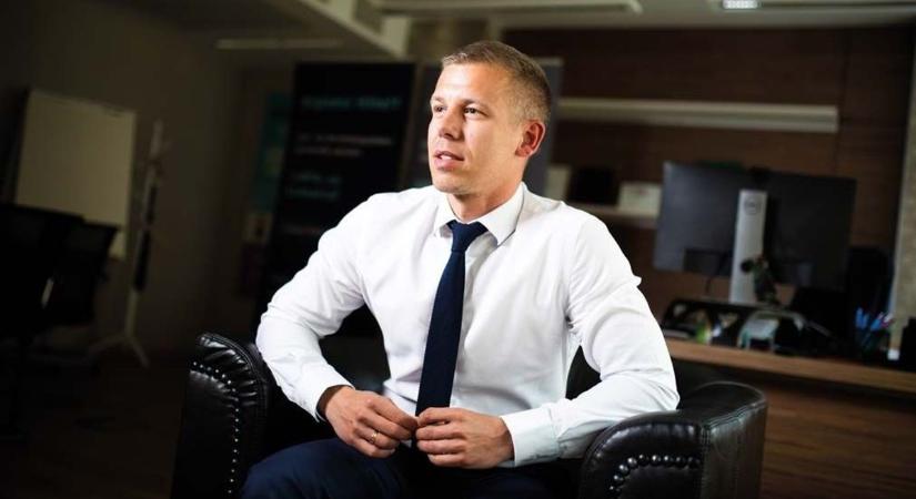 Magyar Péter most épp a Mandinert propagandázza, de nemrég még a kérdéseket is át akarta írni egy nekünk adott interjúban
