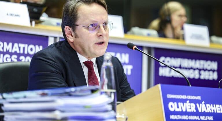 Várhelyi Olivér azt mondja, „nincs tudomása” arról, hogy az Orbán-kormány kémeket toborzott volna Brüsszelben