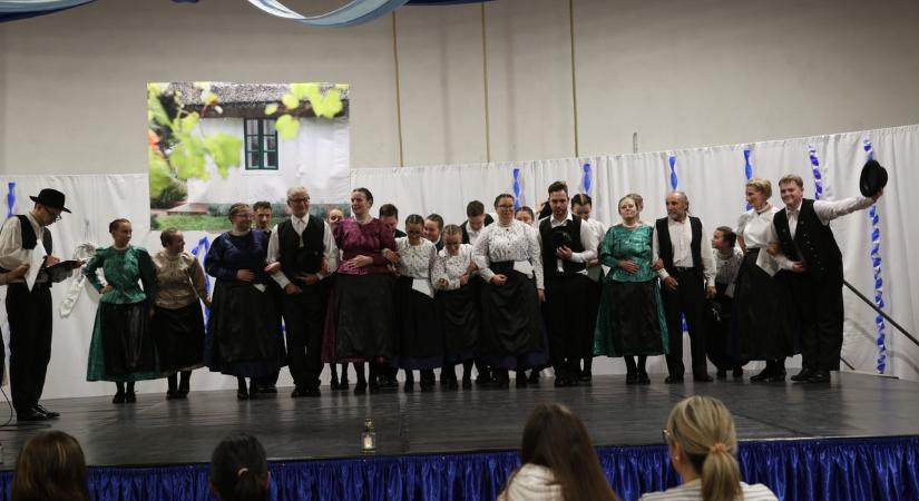10 éves lett a Mezőfalvi Német Nemzetiségi Tánccsoport - galériával